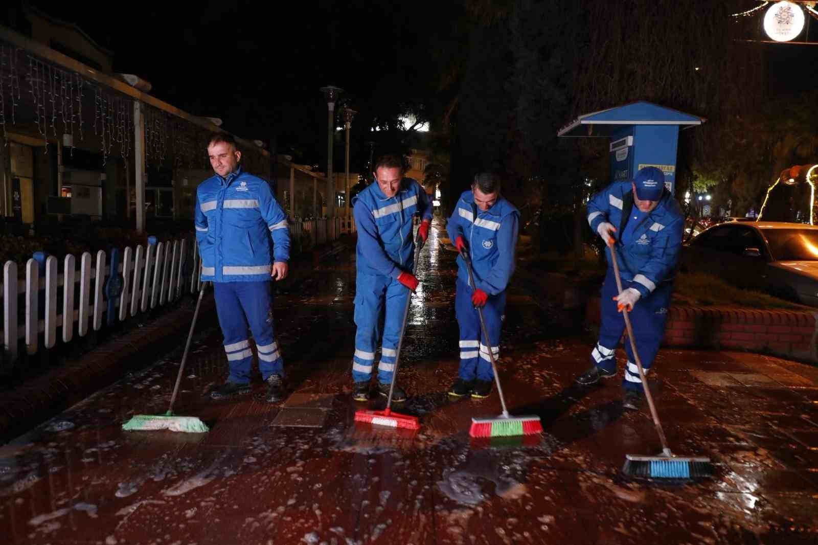 Büyükşehir ekipleri gece boyunca temizlik çalışması gerçekleştirdi