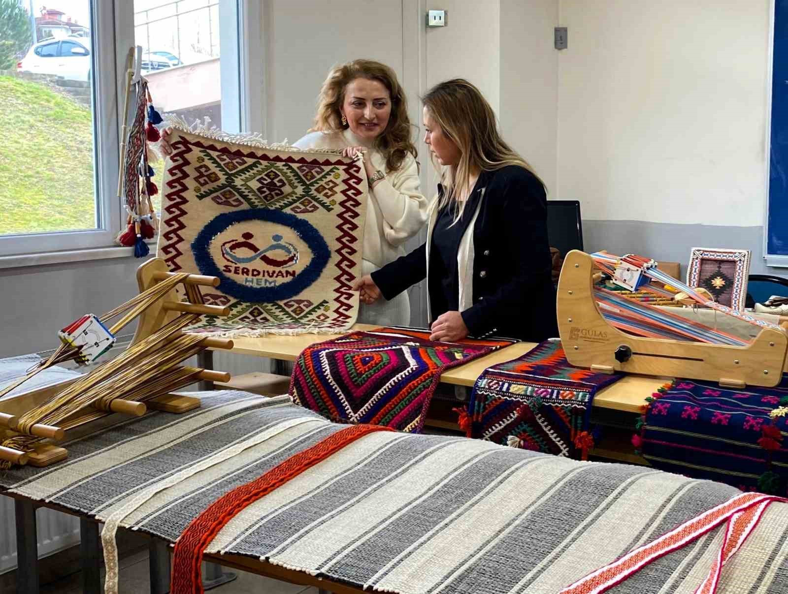 Üniversiteli öğrenciler geleneksel dokumayı yerinde öğrendi