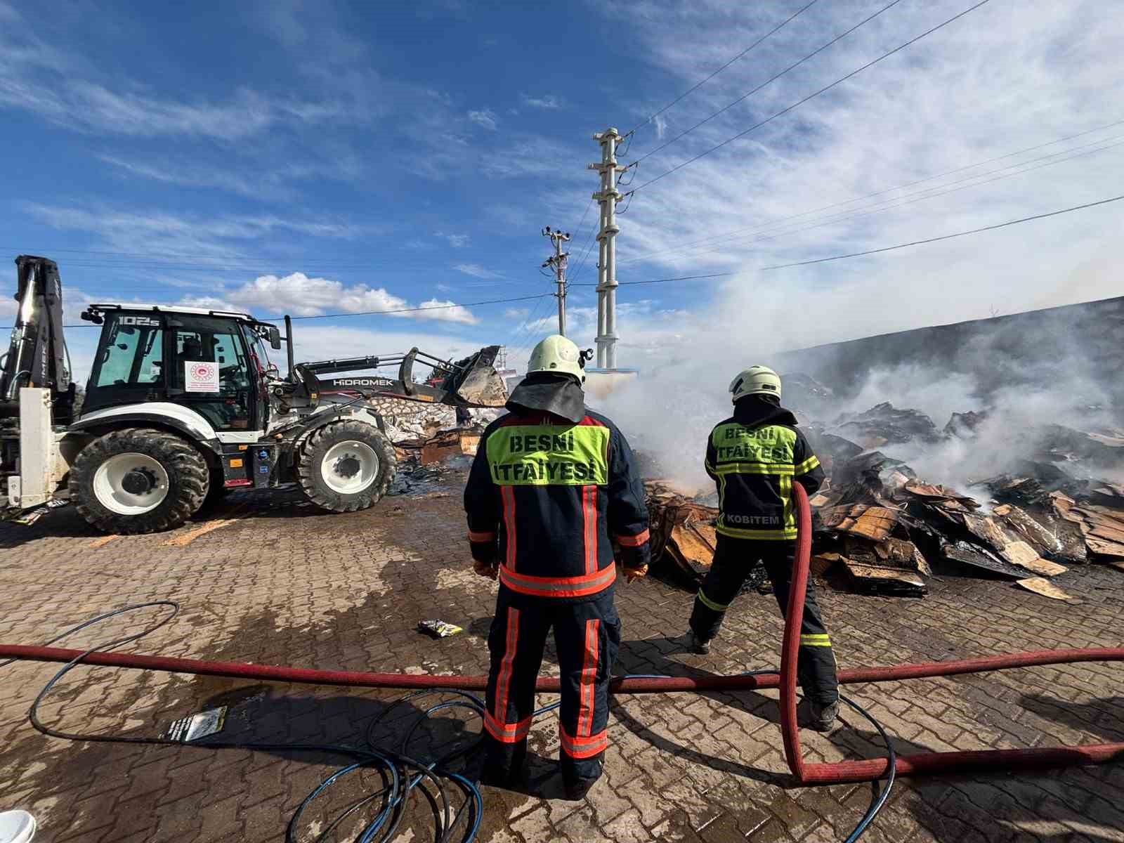 Besni’de tütün fabrikasında korkutan yangın