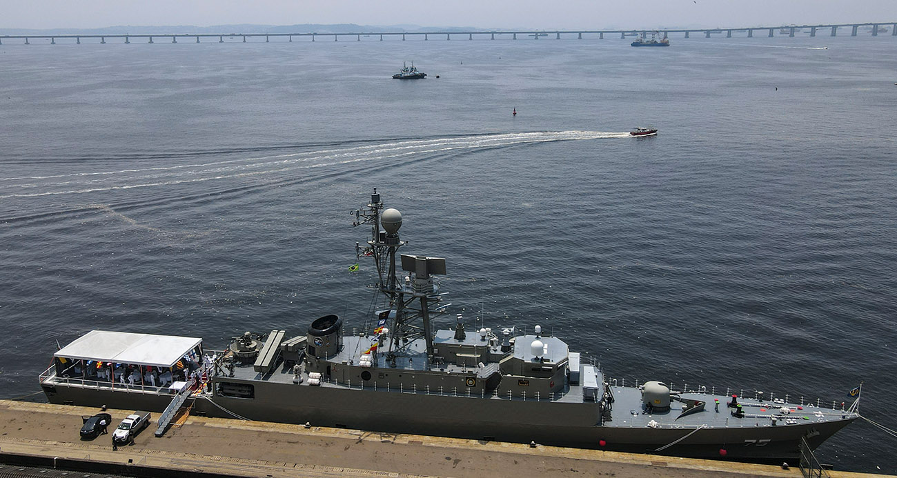 ABD, İran’a ait savaş gemisinin torpido ile vurulma anlarını paylaştı