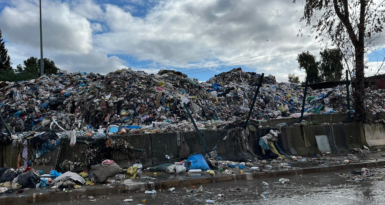 Buca’da çöp krizi: Belediye işçileri bu kez ’Nefes alamıyoruz’ diyerek eylem başlattı