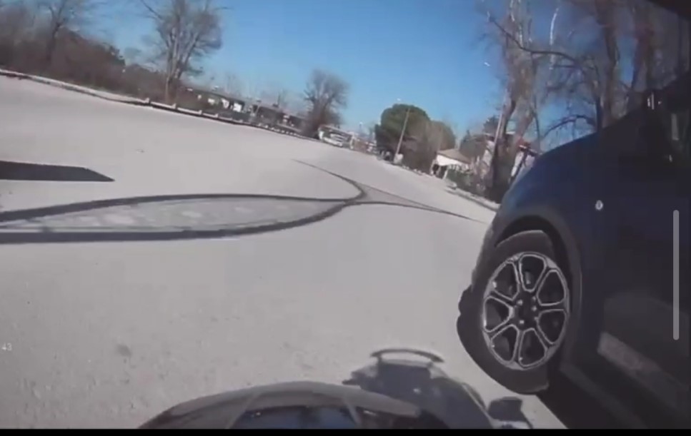 Keşan’da motosiklet hafif ticari araca çarptı: 2 kişi yaralandı