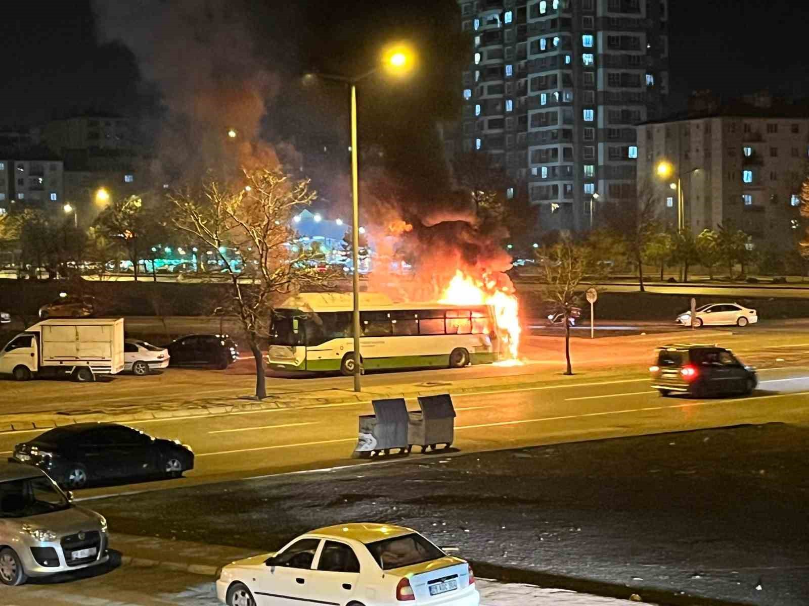 Kayseri’de halk otobüsü alev aldı