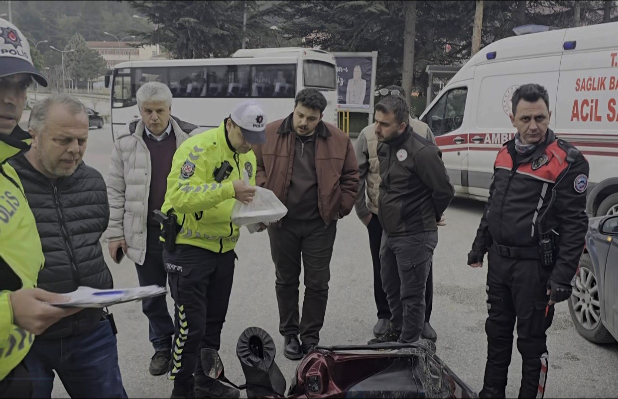 İftar vakti paket yetiştiren kurye kaza yaptı