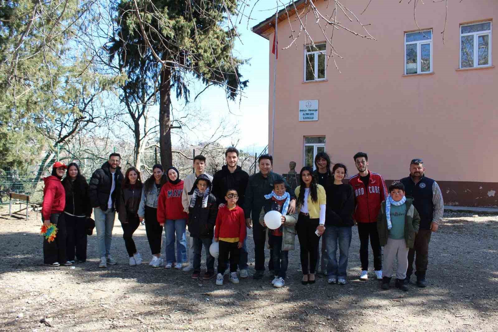 Üniversite öğrencileri köy okulunu yeniledi