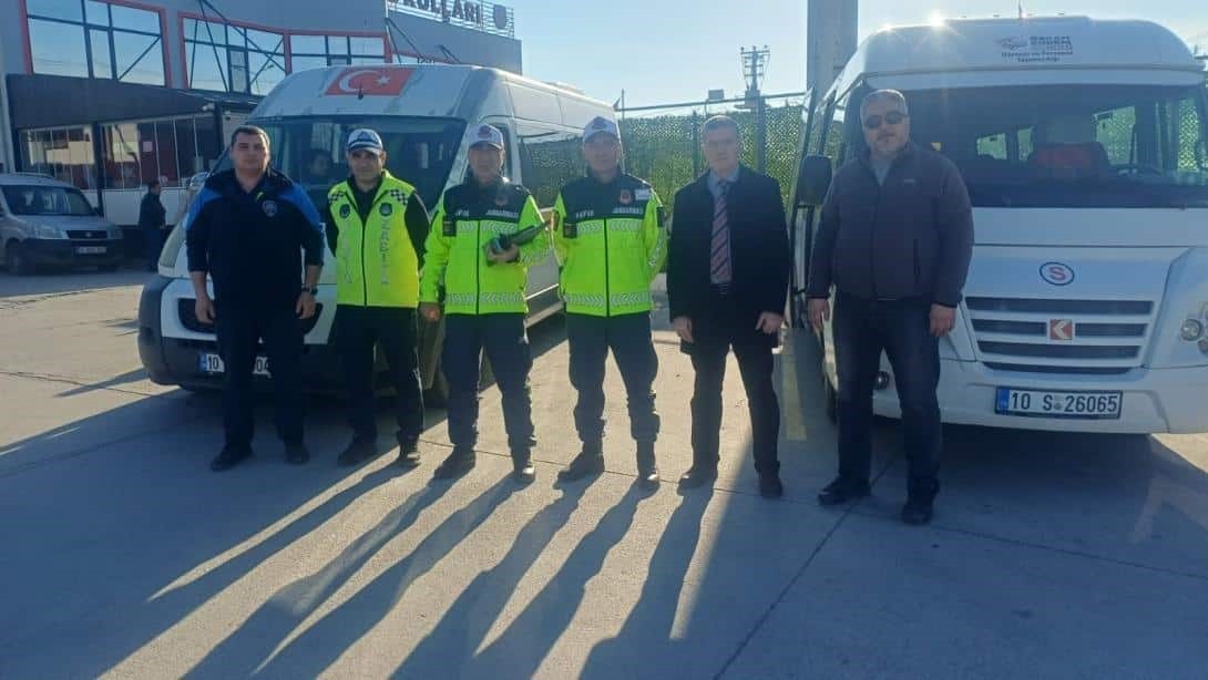 Burhaniye’de okul servisleri denetlendi