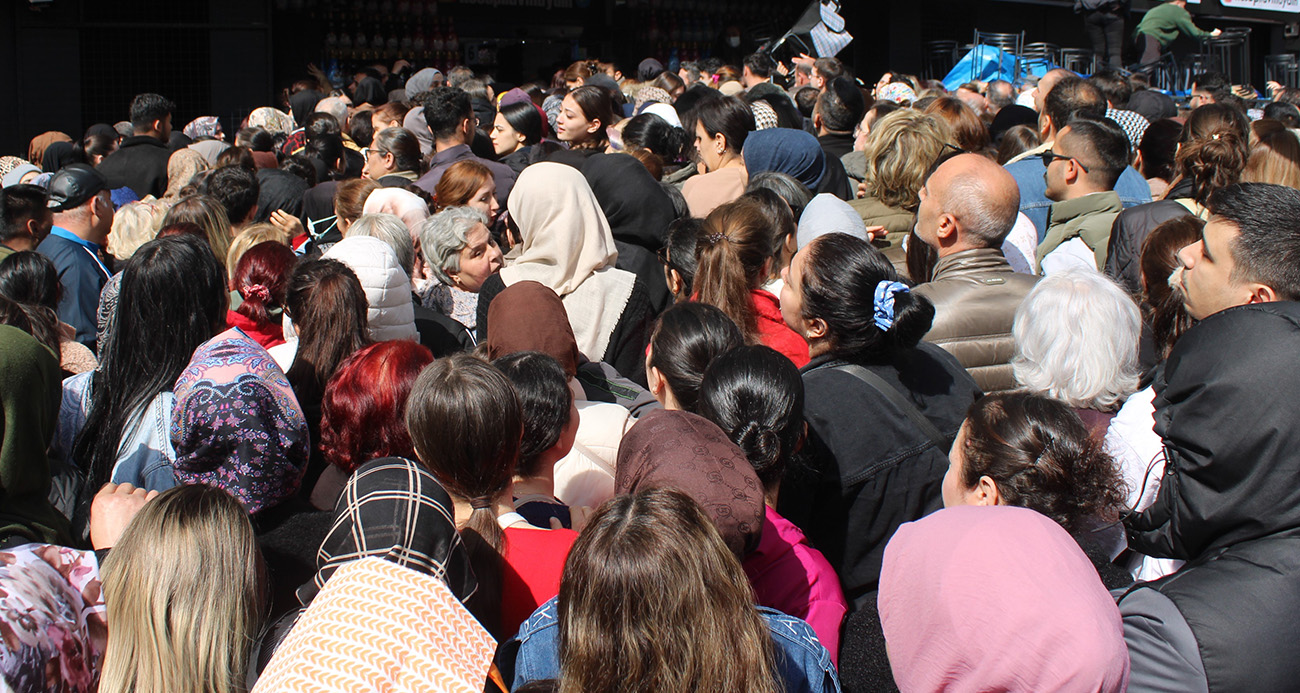 Aydın’da ’indirimli eşya’ izdihamı: Ezilen ve bayılan vatandaşlar hastaneye kaldırıldı