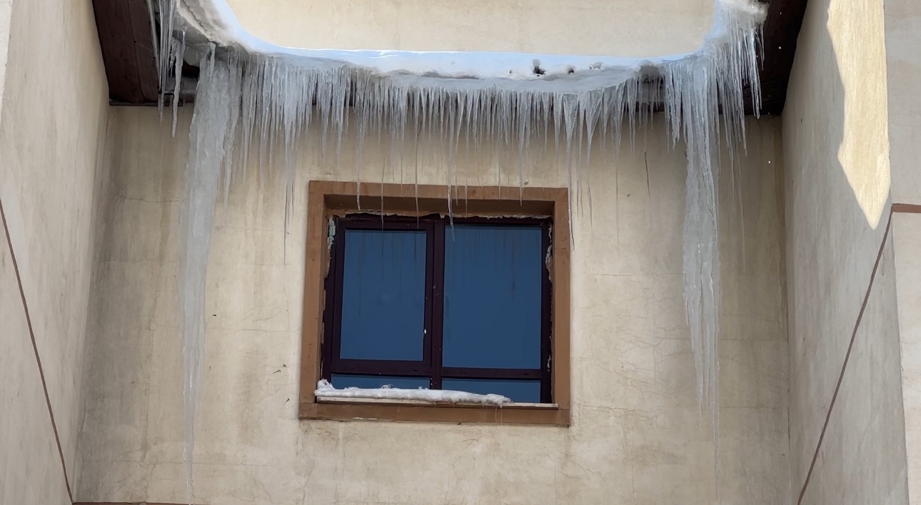 Yüksekova’da dondurucu soğuklar: Buz sarkıtlarının boyu 1 metreyi aştı