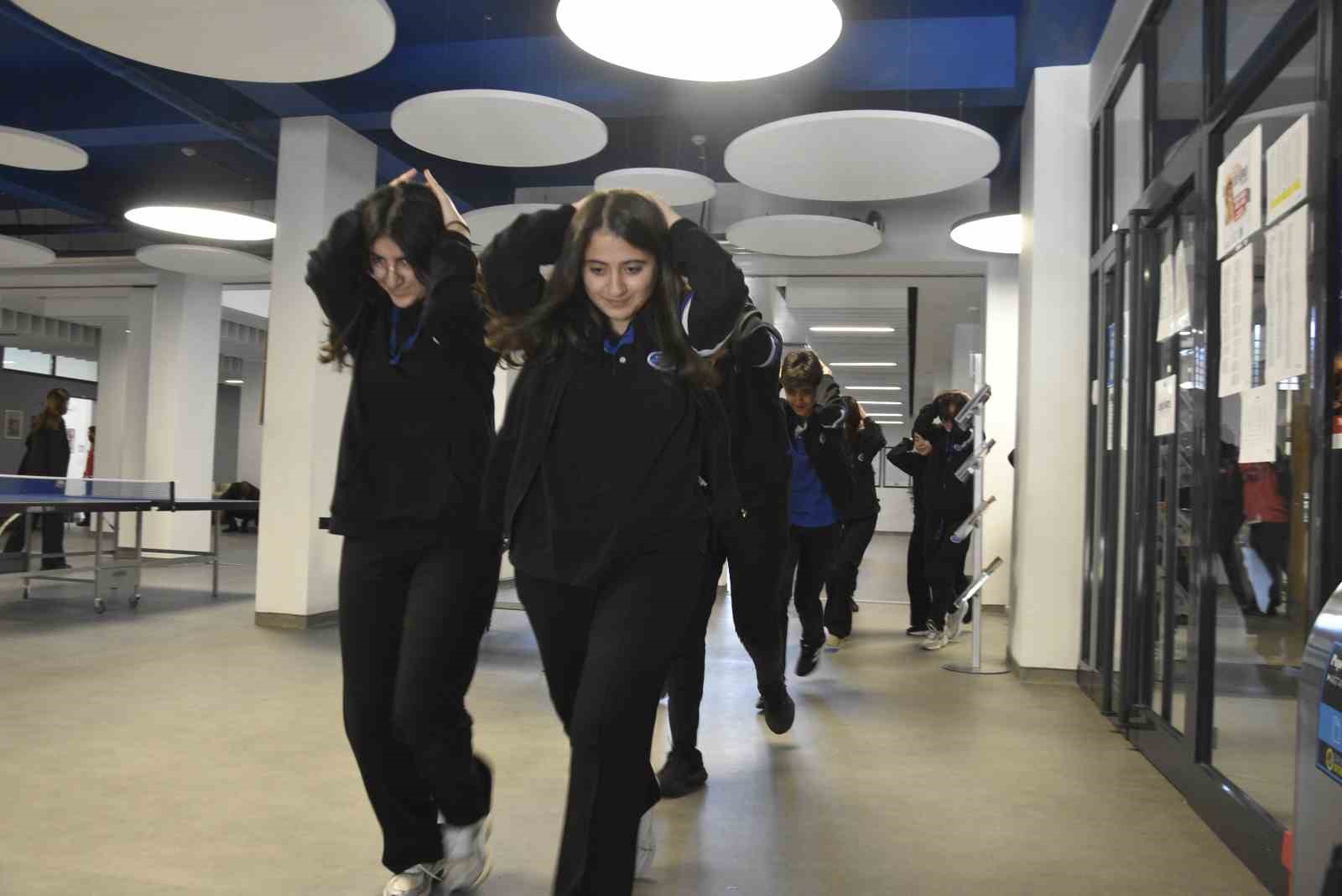 Bitlis’teki okullarda deprem tatbikatı yapıldı