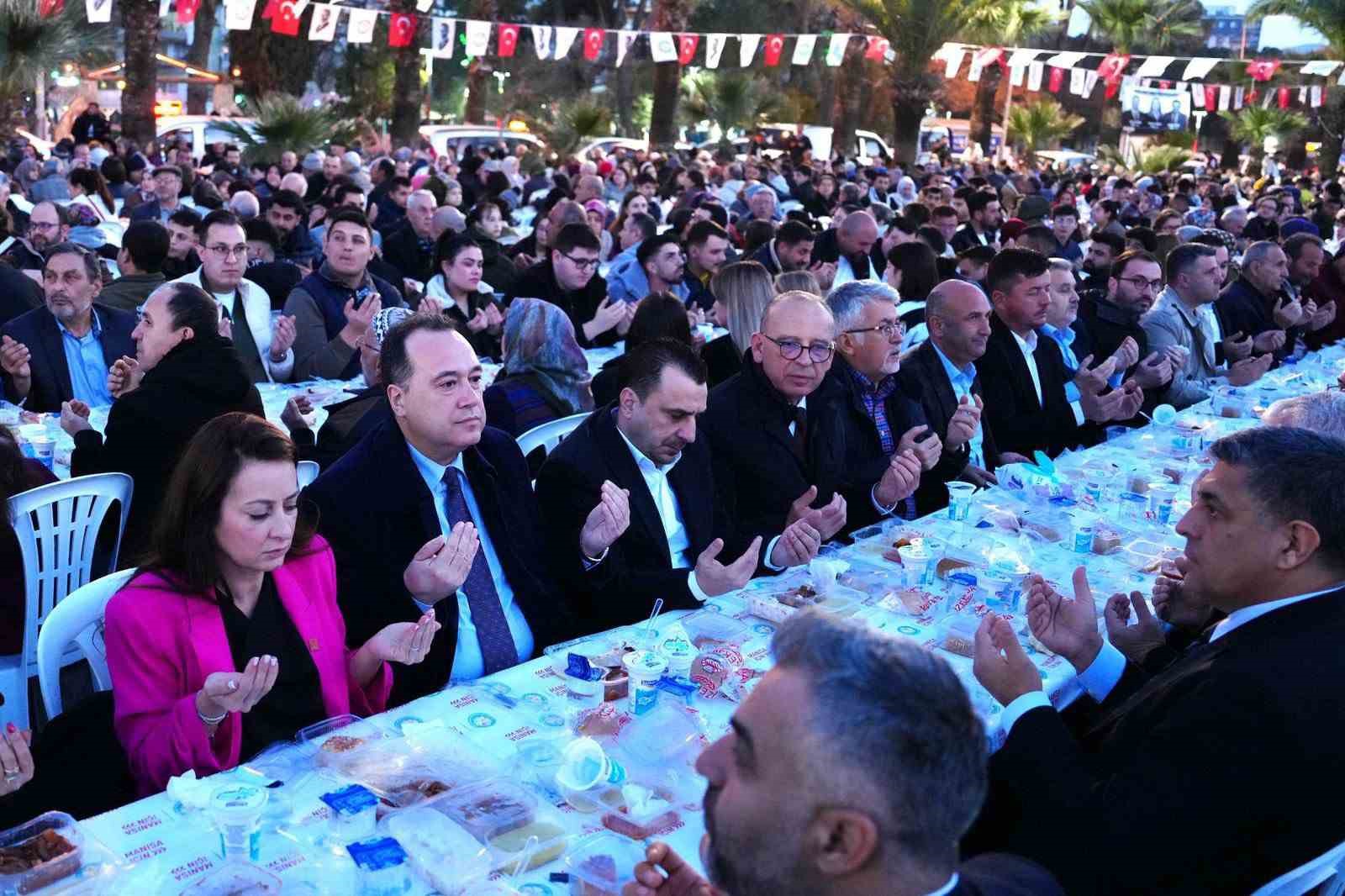 Turgutlu’da yüzlerce kişi iftar sofrasında buluştu