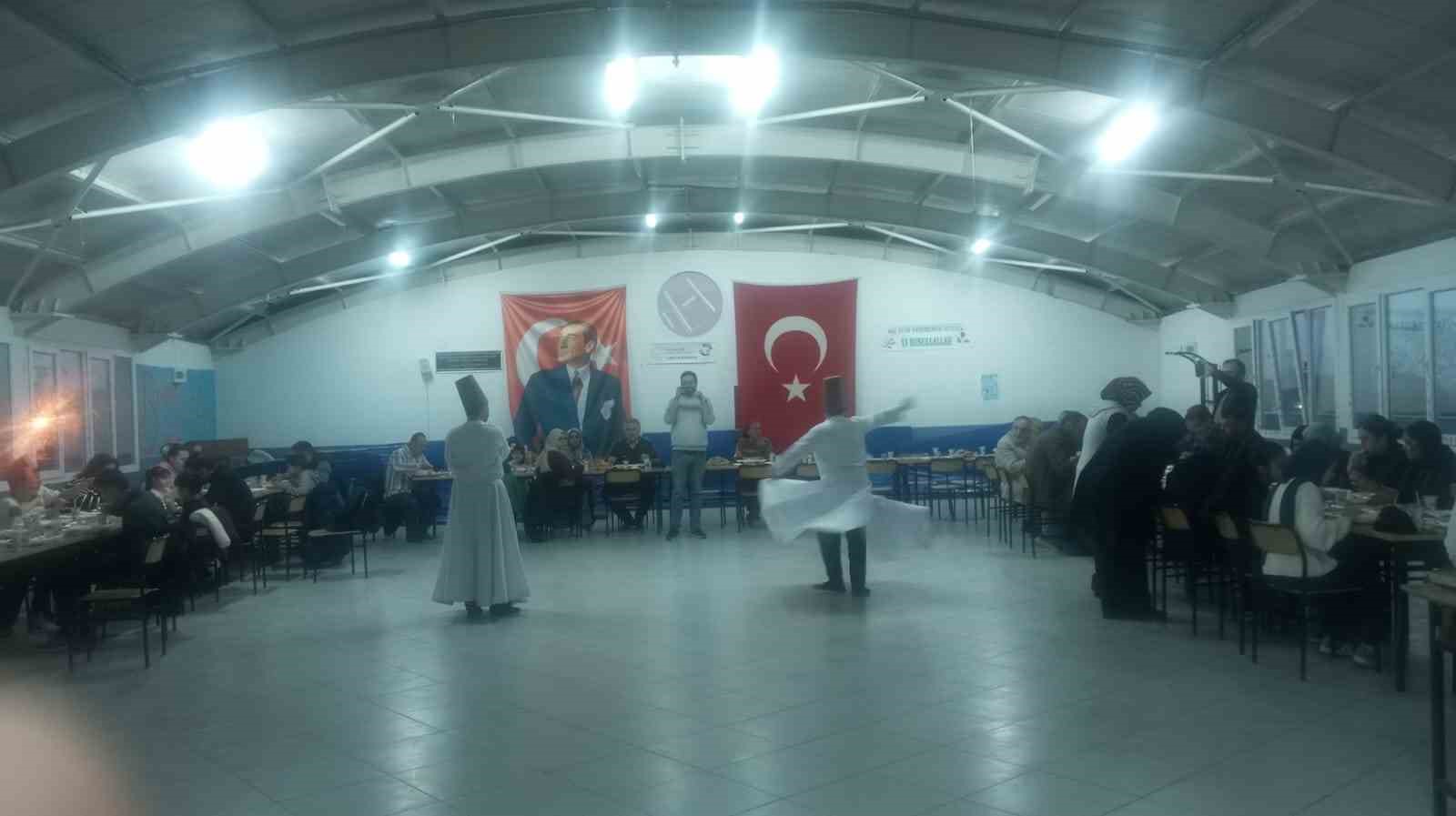 İftar sonrası öğrencilerden semazen gösterisi ve Ramazan manileri