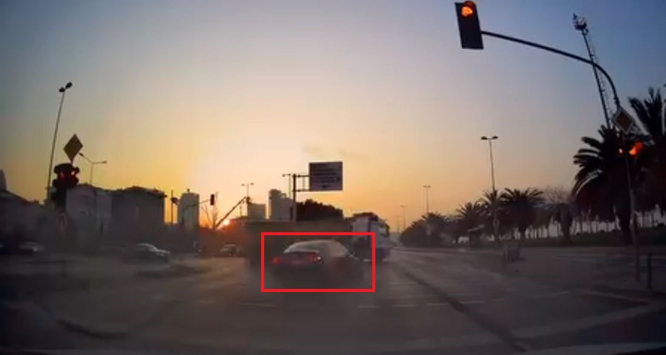 Kartal’daki kaza anları kamerada: Kırmızı ışıkta geçen araç durağa böyle daldı