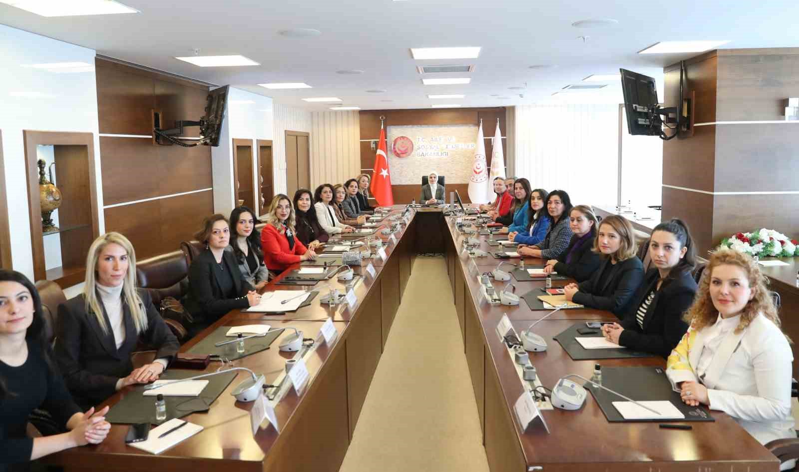 Bakan Göktaş baroların kadın ve çocuk hakları komisyonu temsilcileriyle bir araya geldi