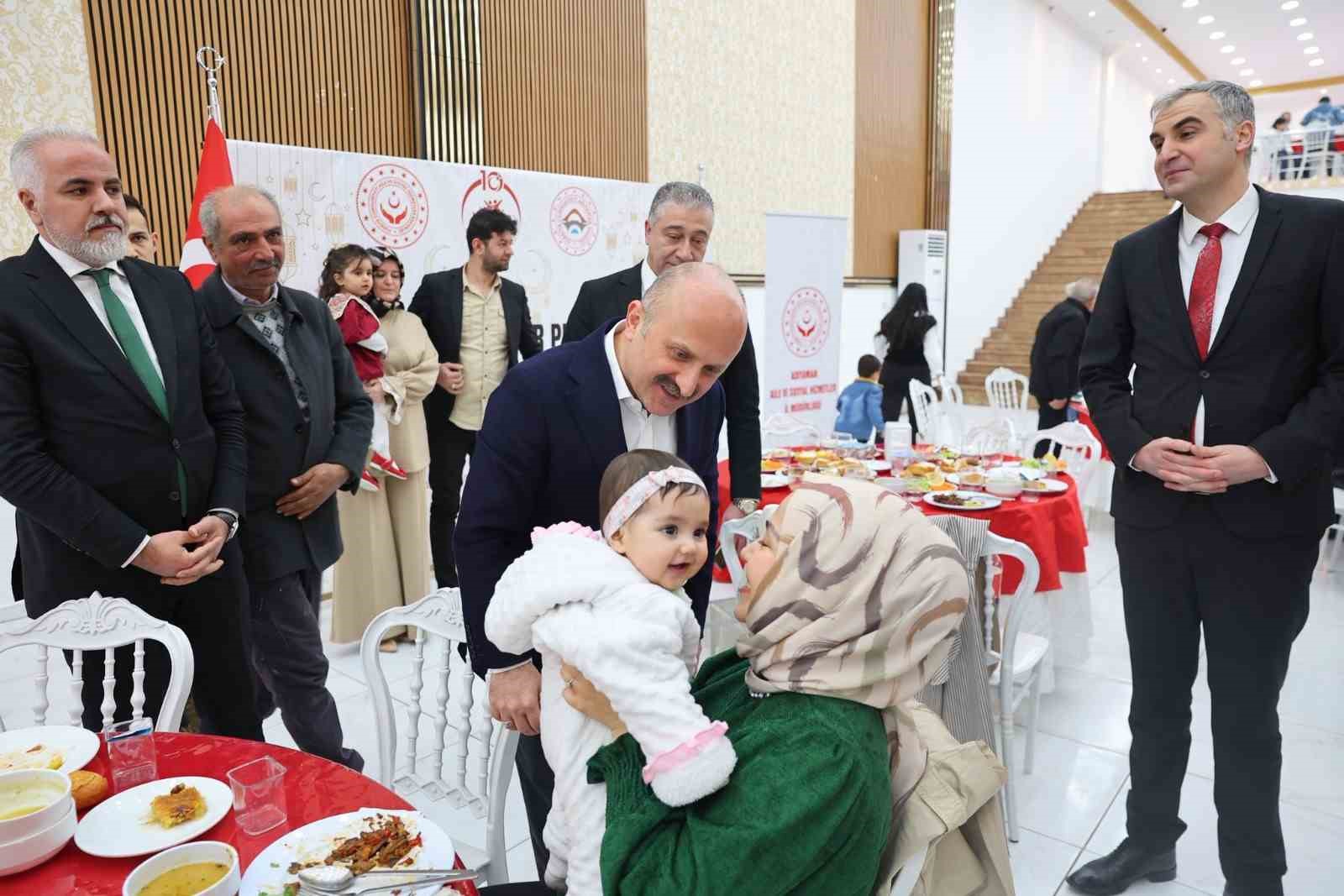 Yetim aileler iftar programında buluştu