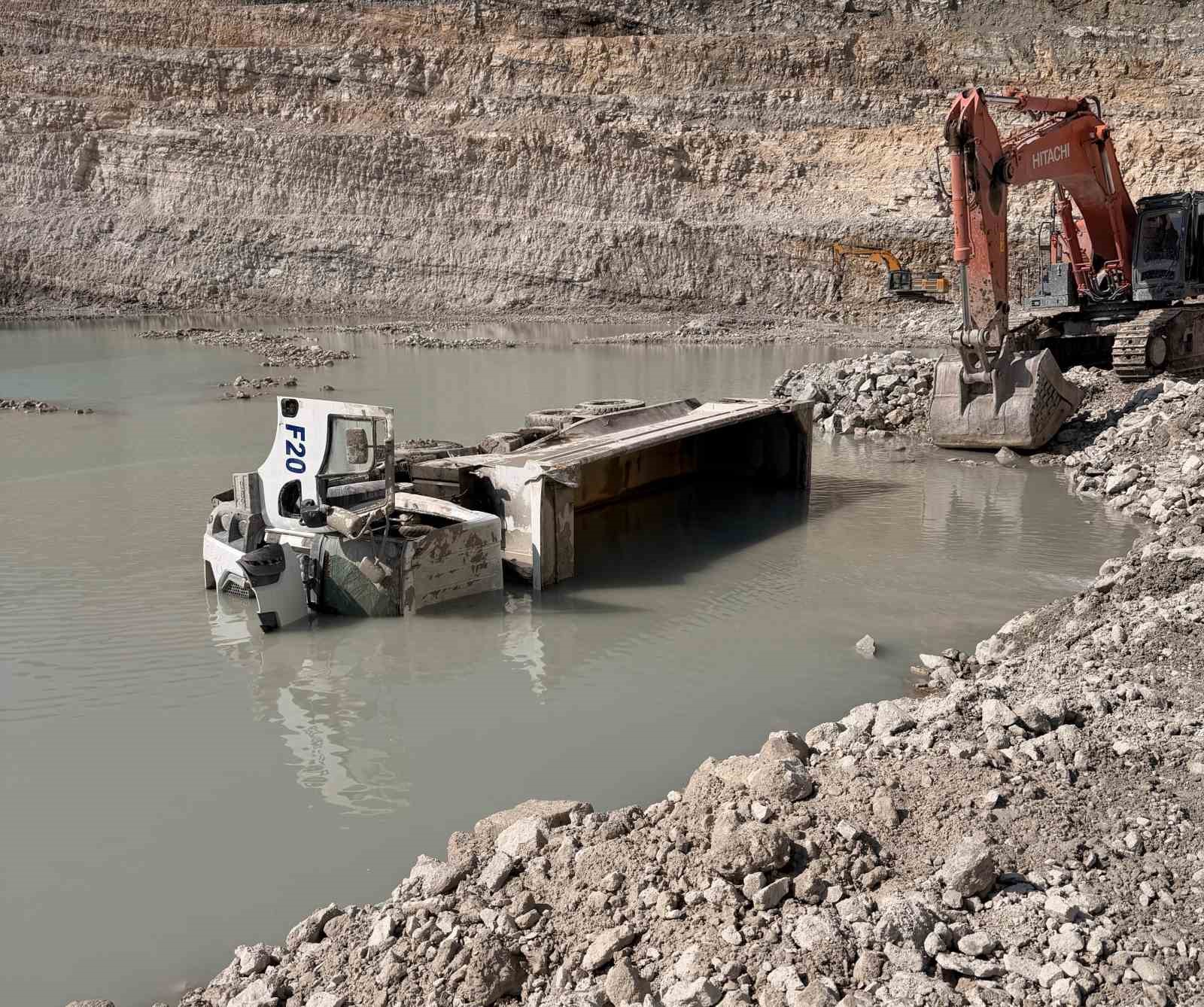 Hisarcık’ta maden sahasında hafriyat kamyonu devrildi: 1 ölü