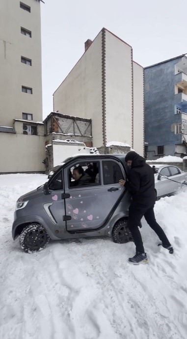 Kars’ta küçük otomobil kara saplandı: Vatandaşlar ite kaka kurtardı, o anlar viral oldu