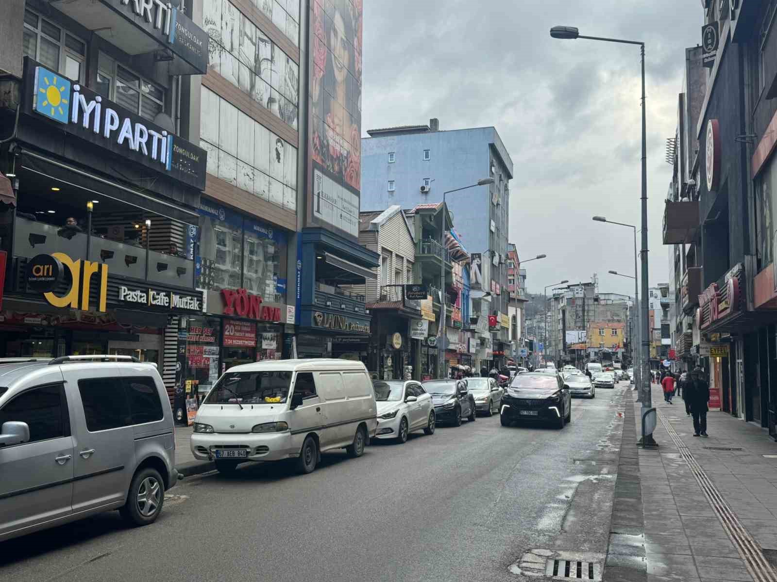 Gazipaşa Caddesi’nde hatalı parklara sürücüler isyan etti