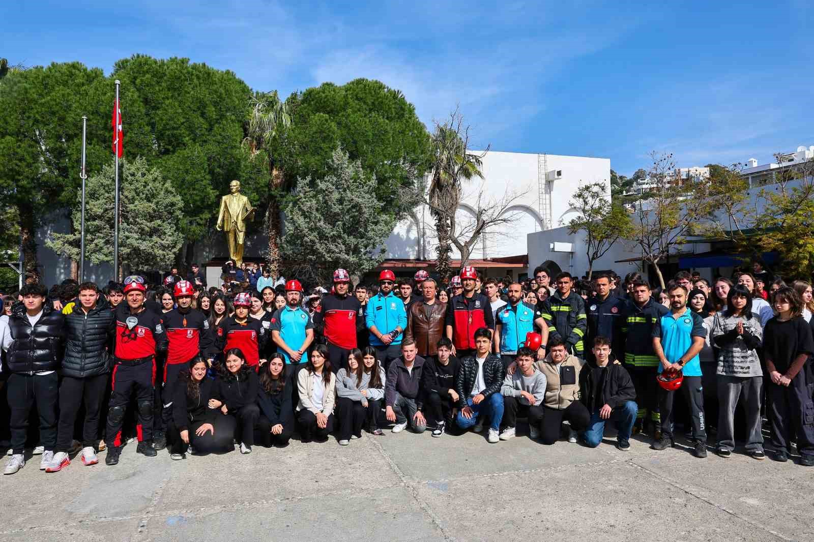 Bodrum’da öğrenciler deprem tatbikatında 