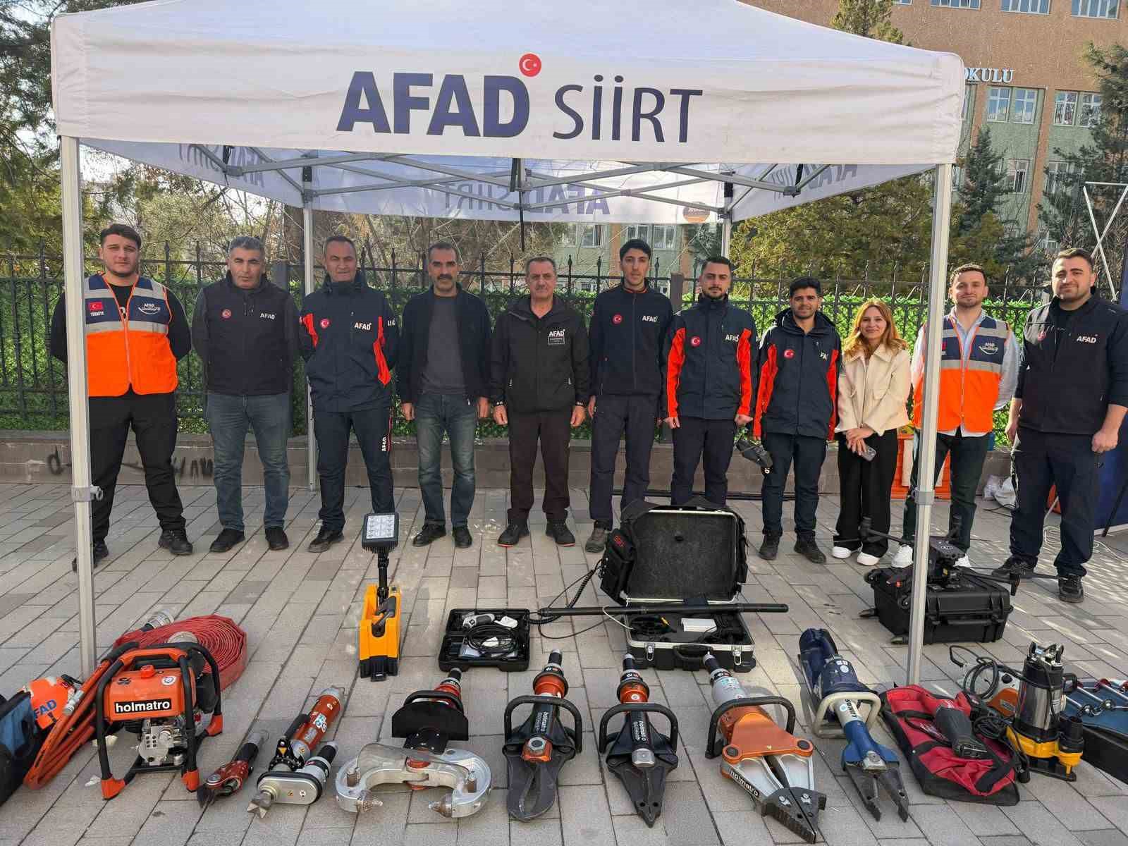 Siirt’te AFAD ekipleri Deprem Haftası’nda vatandaşları bilgilendirdi