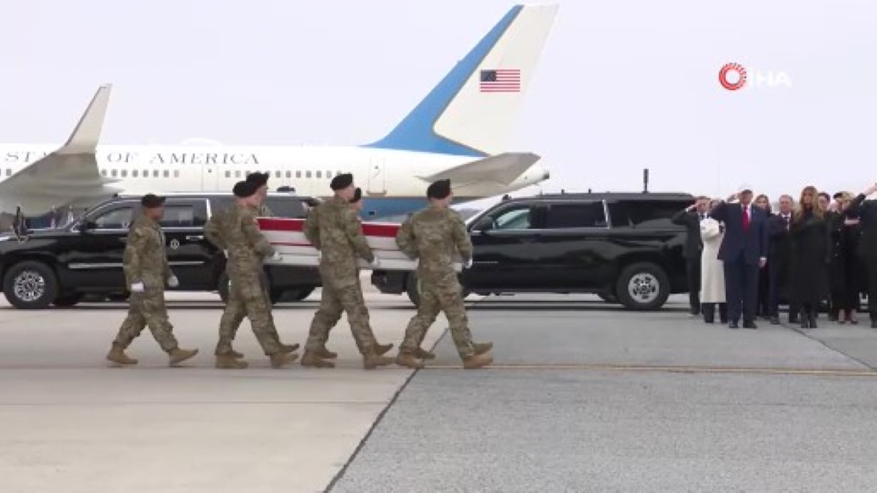 İran savaşında ölen ABD askerlerinin cansız bedenleri ülkelerine getirildi