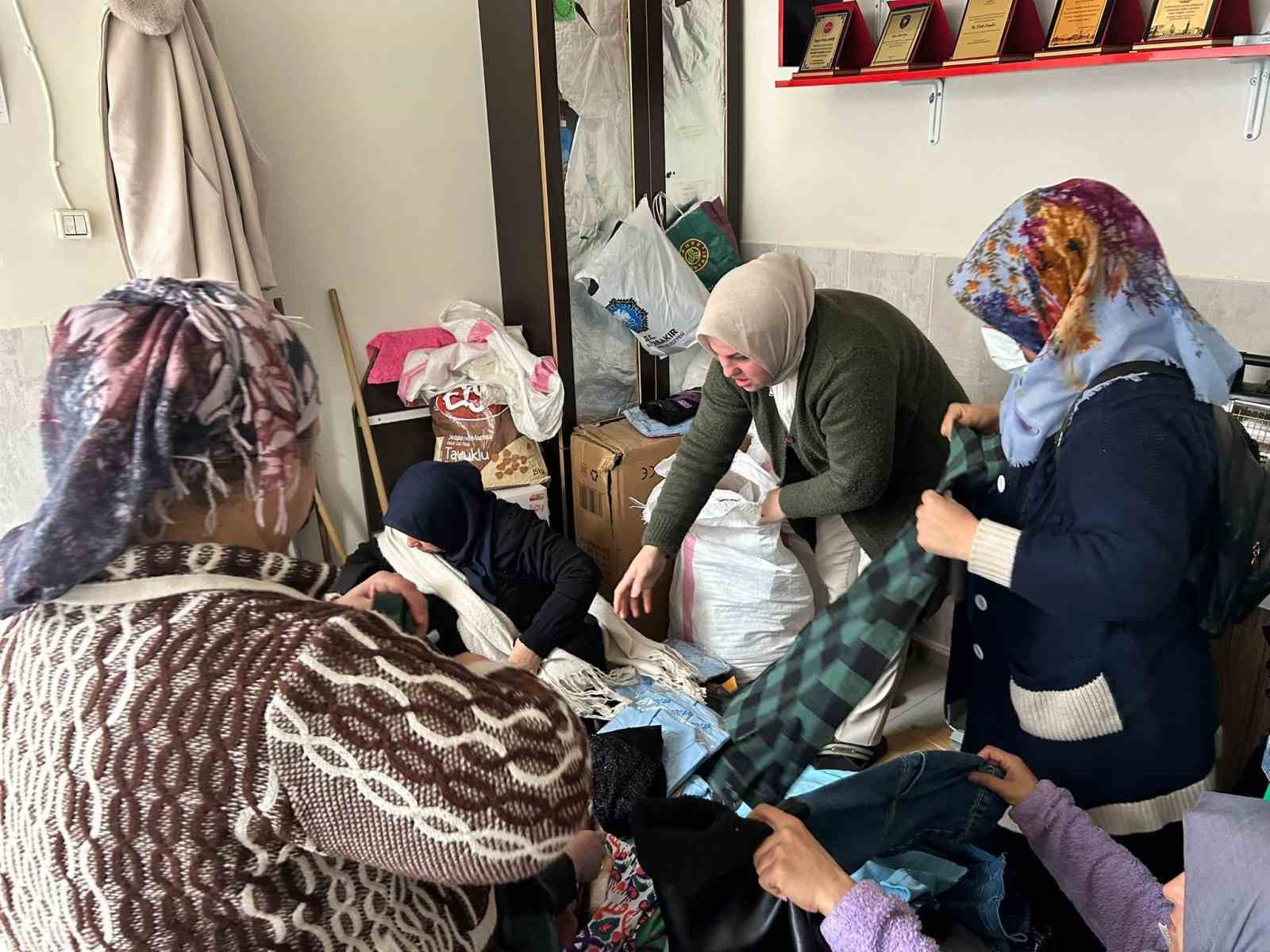 8 Martta ihtiyaç sahibi kadınlara kıyafet desteği