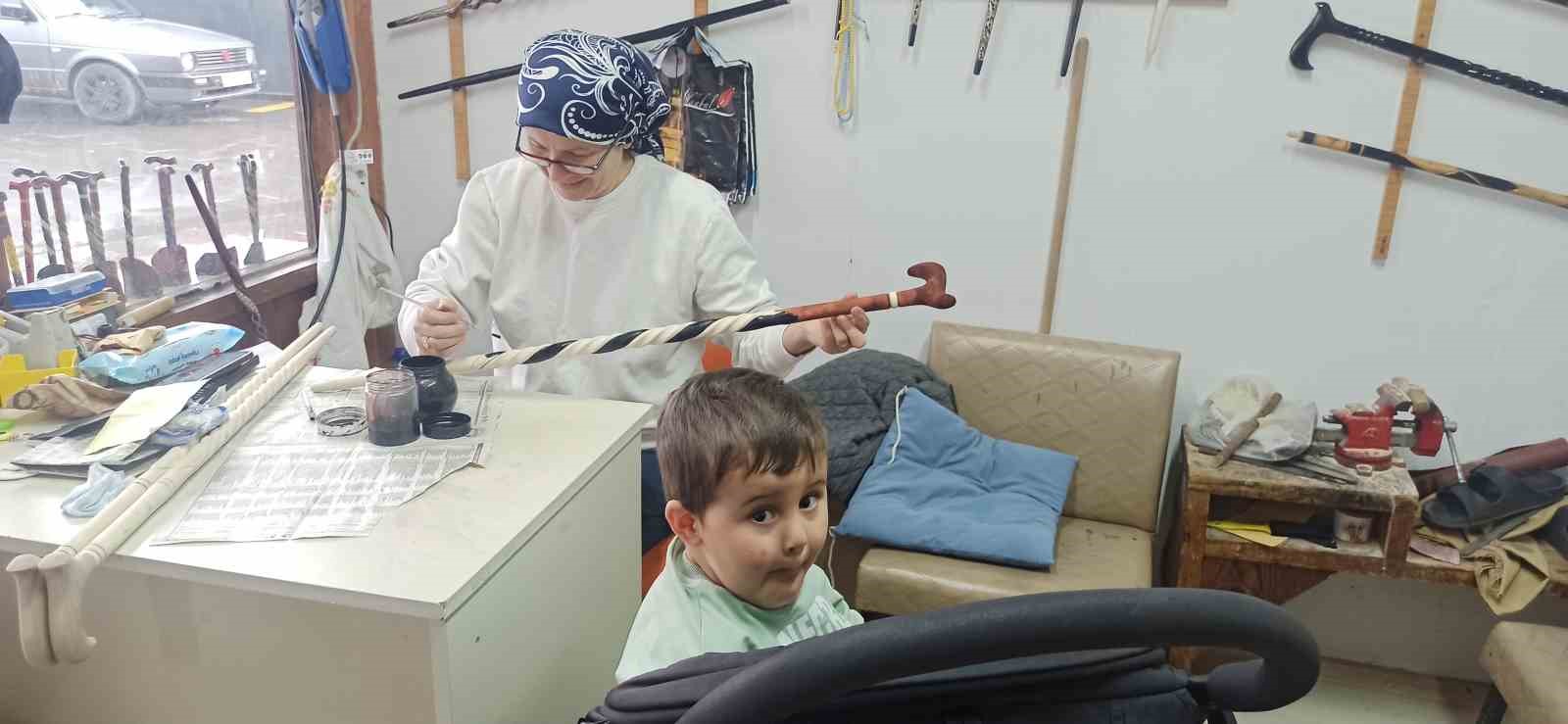 20 yıllık Fatime usta bir eliyle torun sallıyor, diğer eliyle dünyaca ünlü bastonlara şekil veriyor