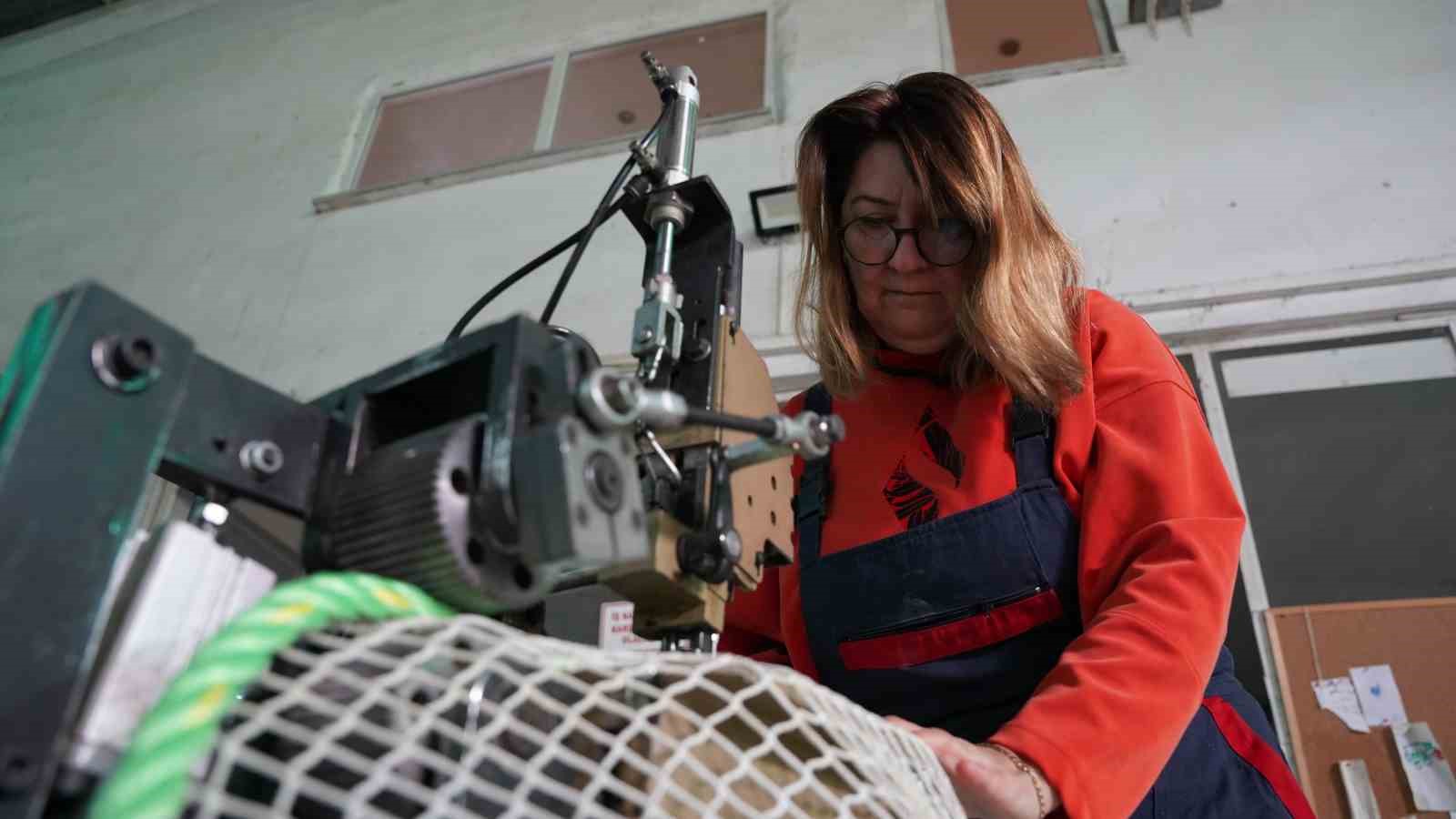 Karadeniz somonunun koruyucu ağlarına kadın eli