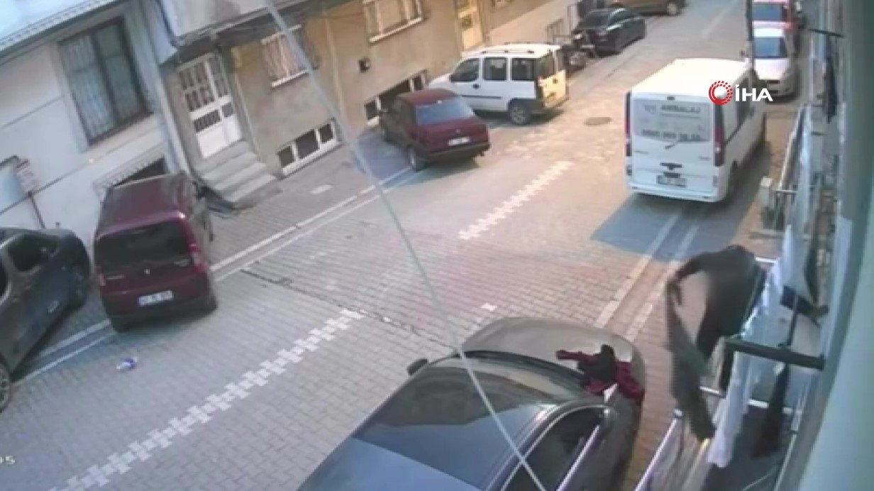Esenyurt’ta binaya tırmanan şahıs camda asılı duran elbiseleri çaldı: O anlar kamerada