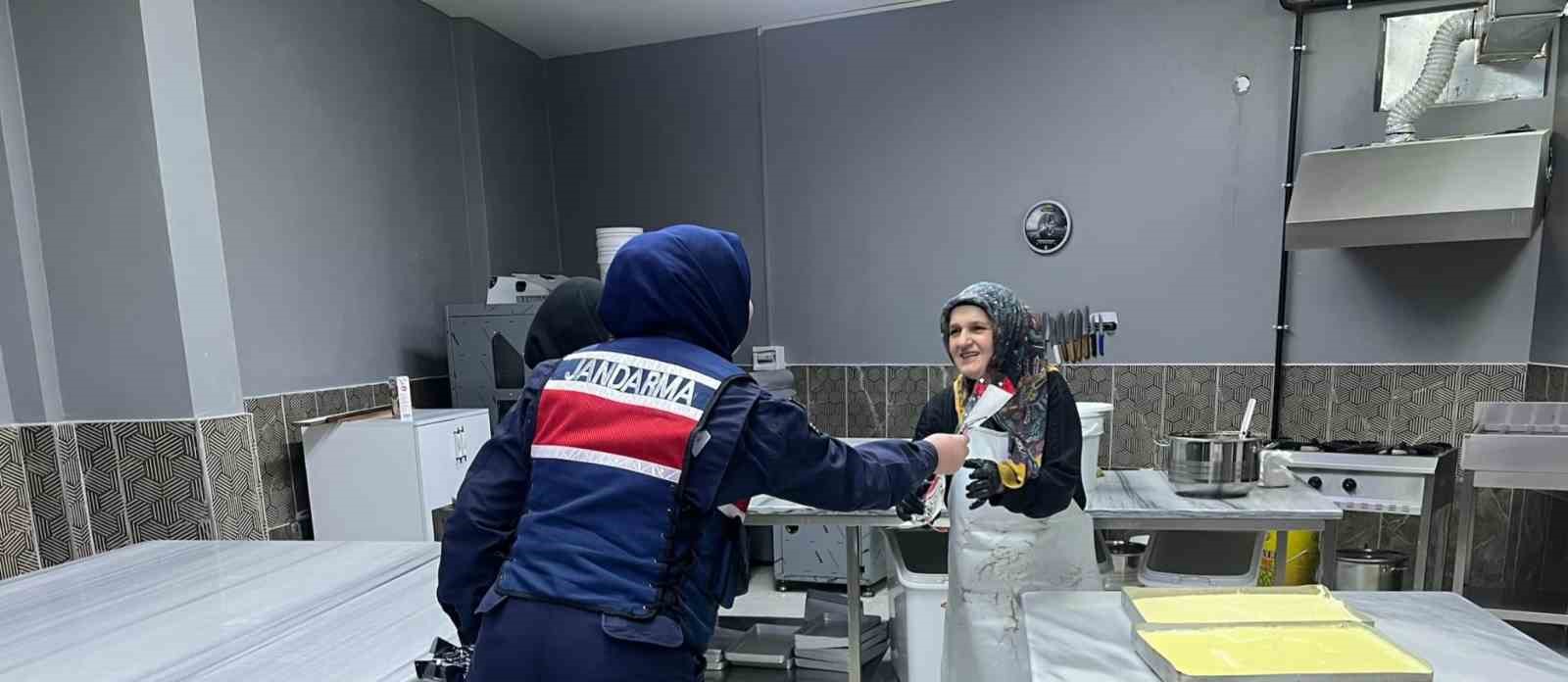 Bayburt jandarması kadın esnaf ve öğretmenlerin kadınlar gününü kutladı