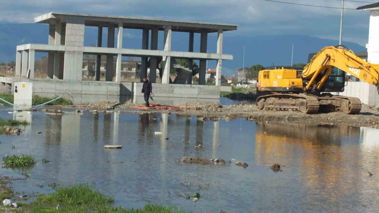 Burhaniye’de pis koku yol değiştirtti