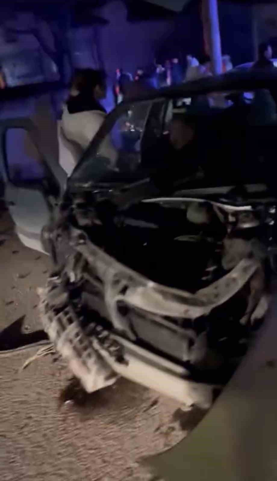 Kavşakta otomobiller çarpıştı: 4 yaralı