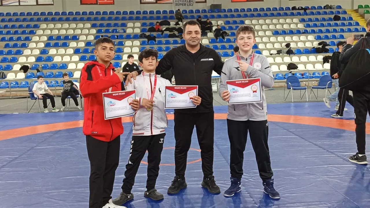 Erzincanlı yıldız güreşçilerden Rize’de üç şampiyonluk