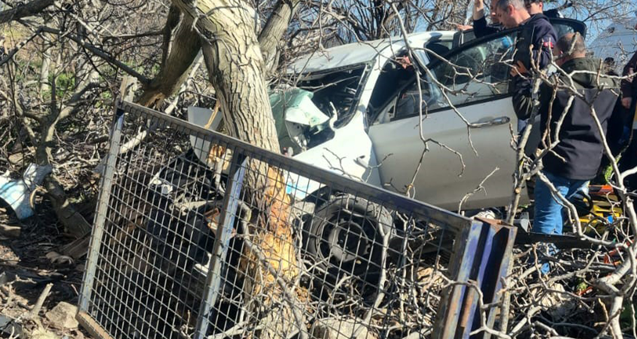 Kontrolden çıkan otomobil ağaçlara ok gibi saplandı: 2 ölü, 1 ağır yaralı