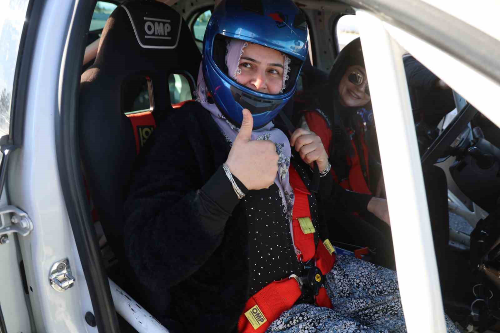 Dimili kadınlardan copilot deneyimi