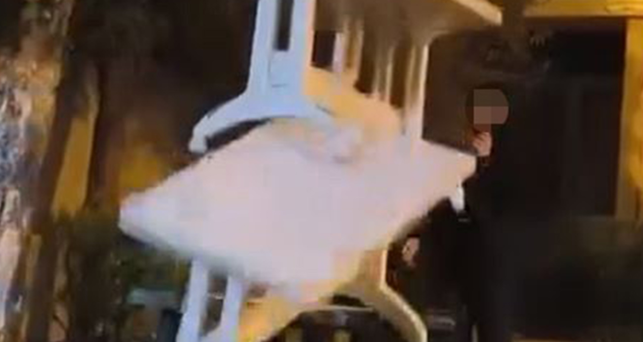 Cami bahçesindeki masalara zarar veren çocuklar kamerada