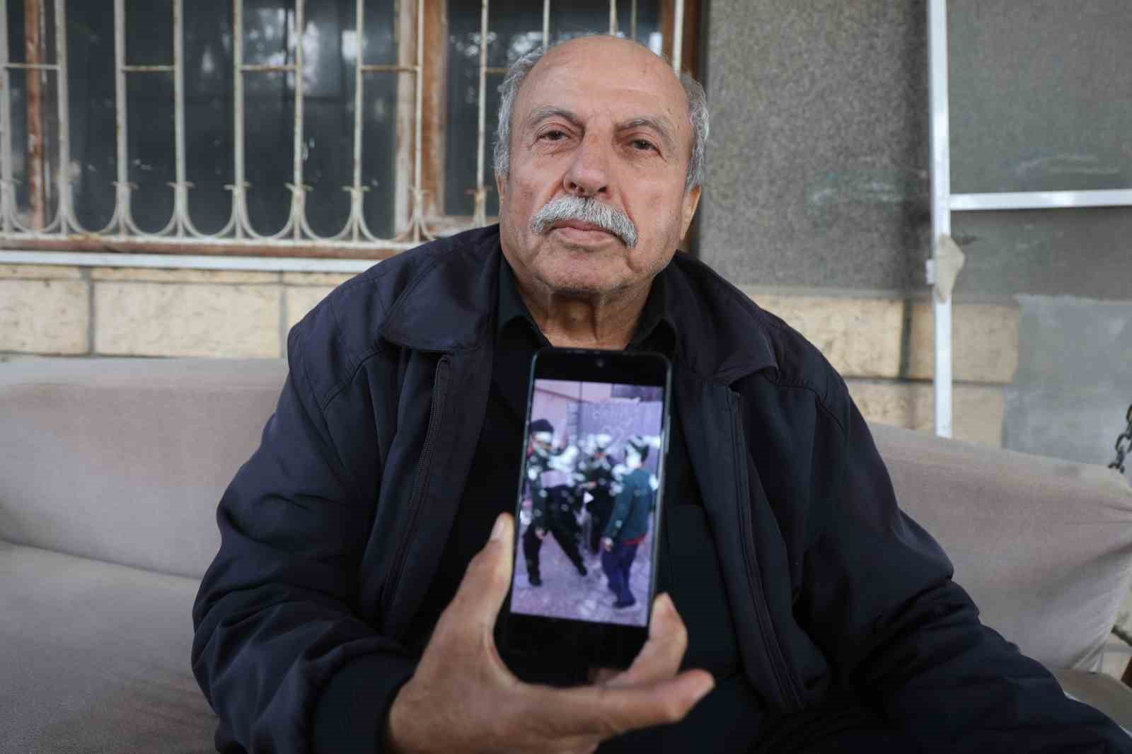 ’Dua etsinler yeter’ diyen yaşlı adam emekli maaşını mahalleliye dağıtıyor