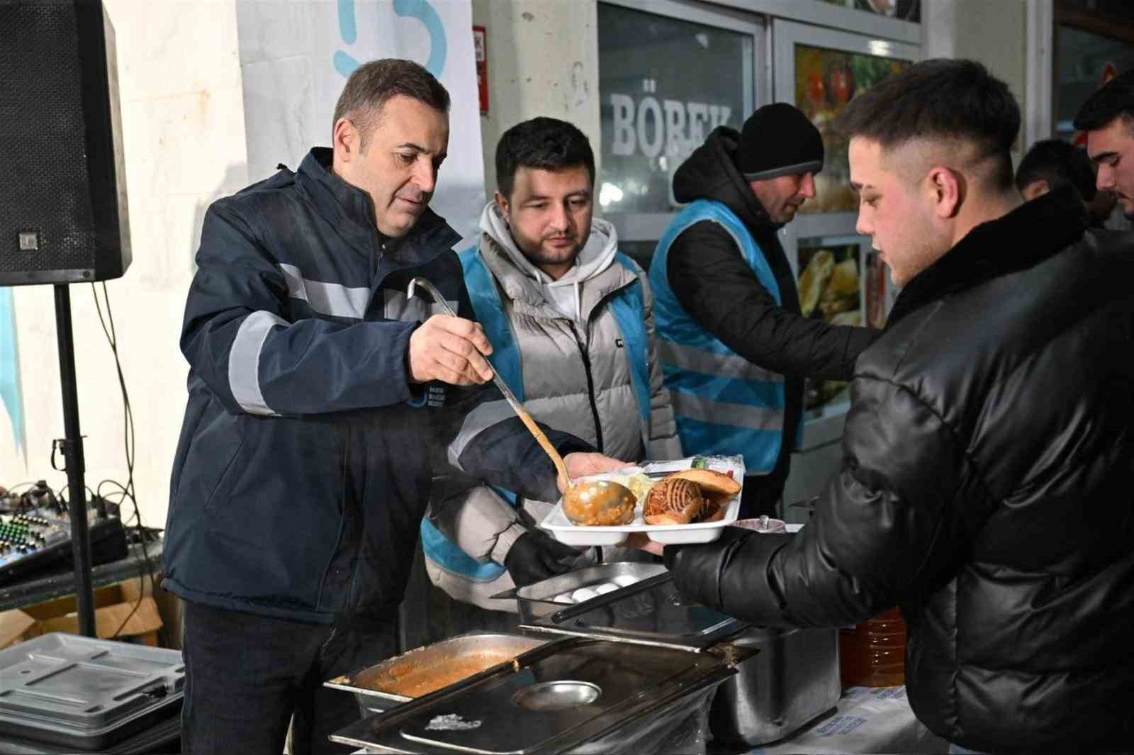 Başkan Ahmet Akın, sahurunu hal esnafıyla birlikte yaptı