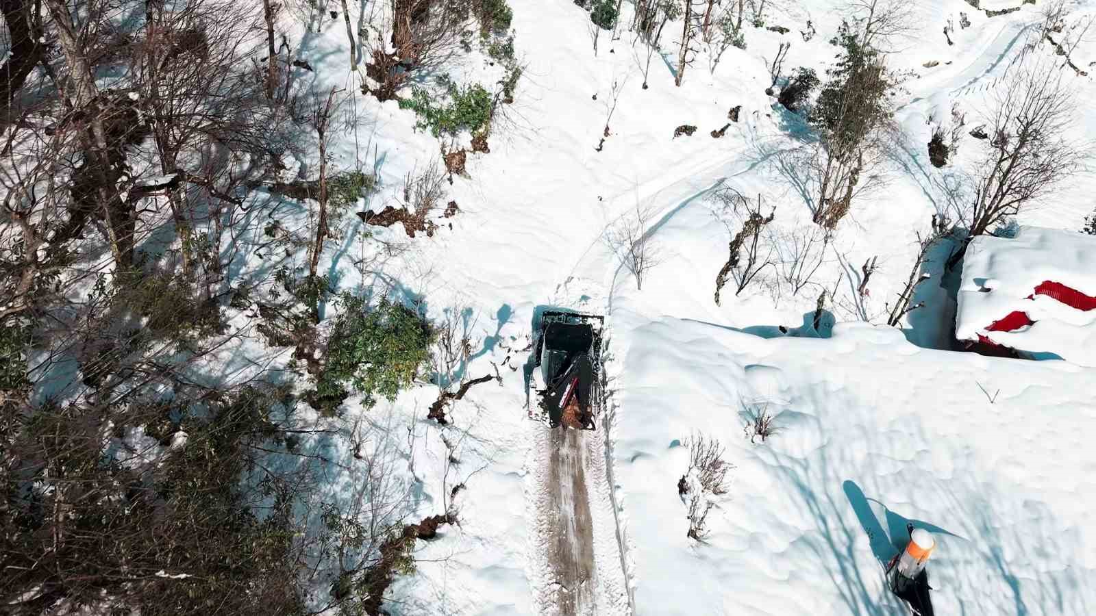 Giresun’un yüksek kesimlerinde karla mücadele sürüyor