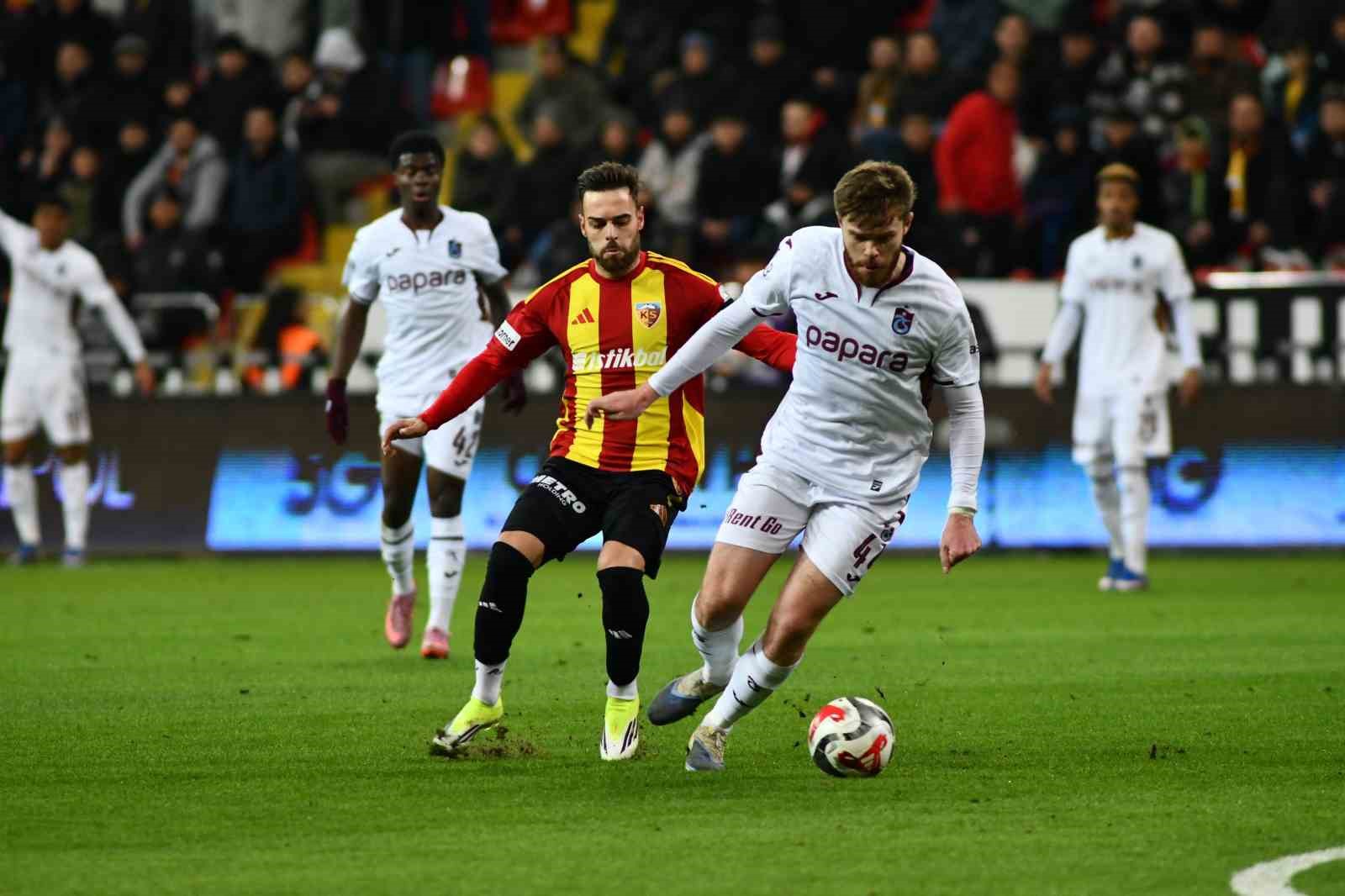 Trendyol Süper Lig: Kayserispor: 0 - Trabzonspor: 2 (İlk yarı)
