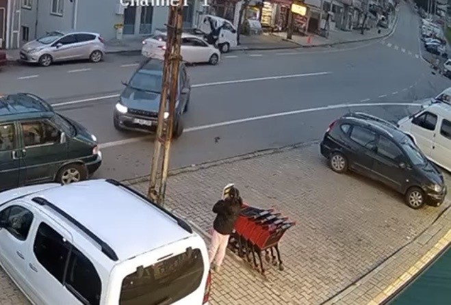 Trabzon’da otomobilin çarptığı genç kadın metrelerce savruldu... O anlar kamerada
