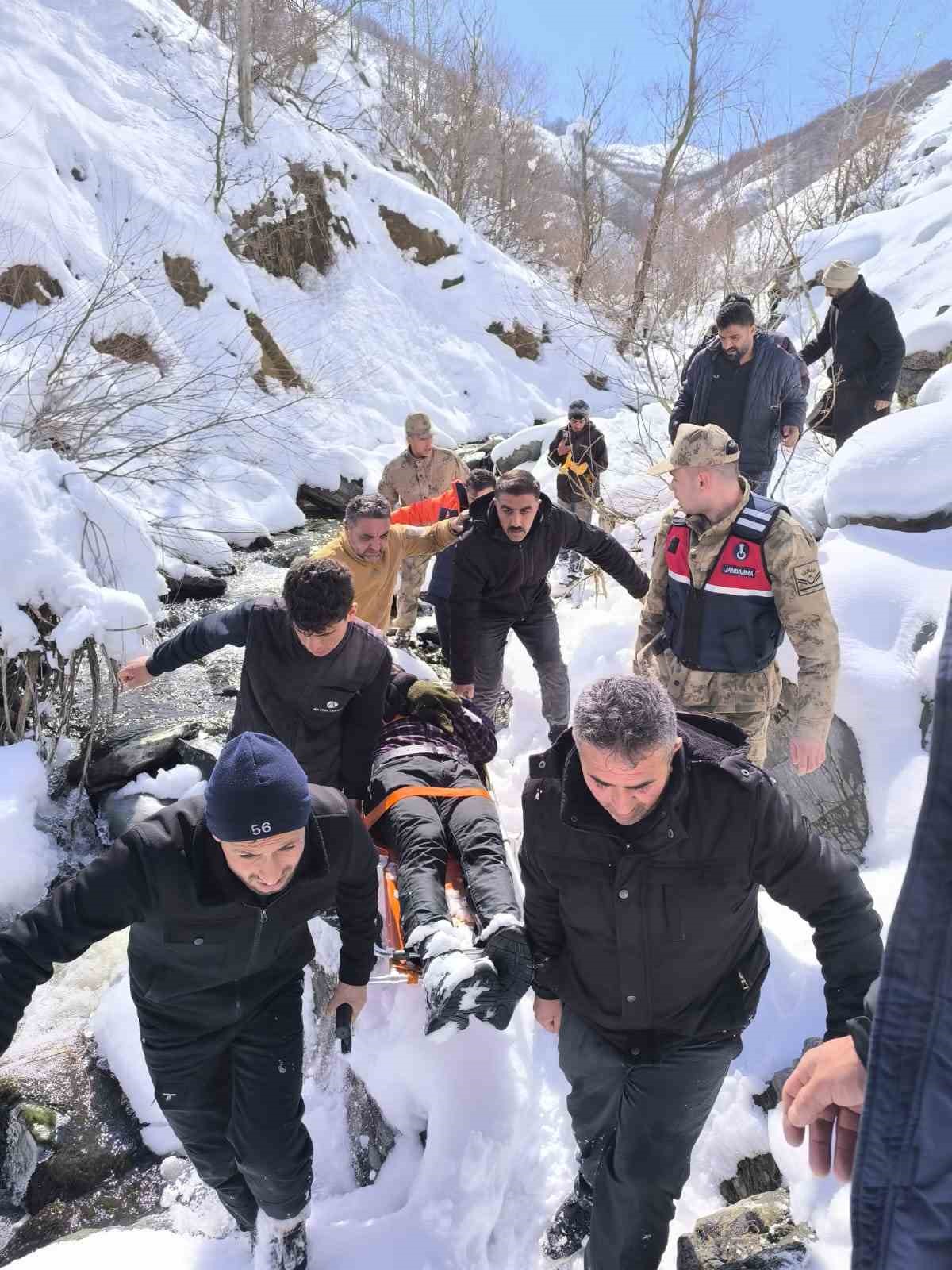 Kayıp vatandaş donmak üzereyken Hasköy dağlarında bulundu