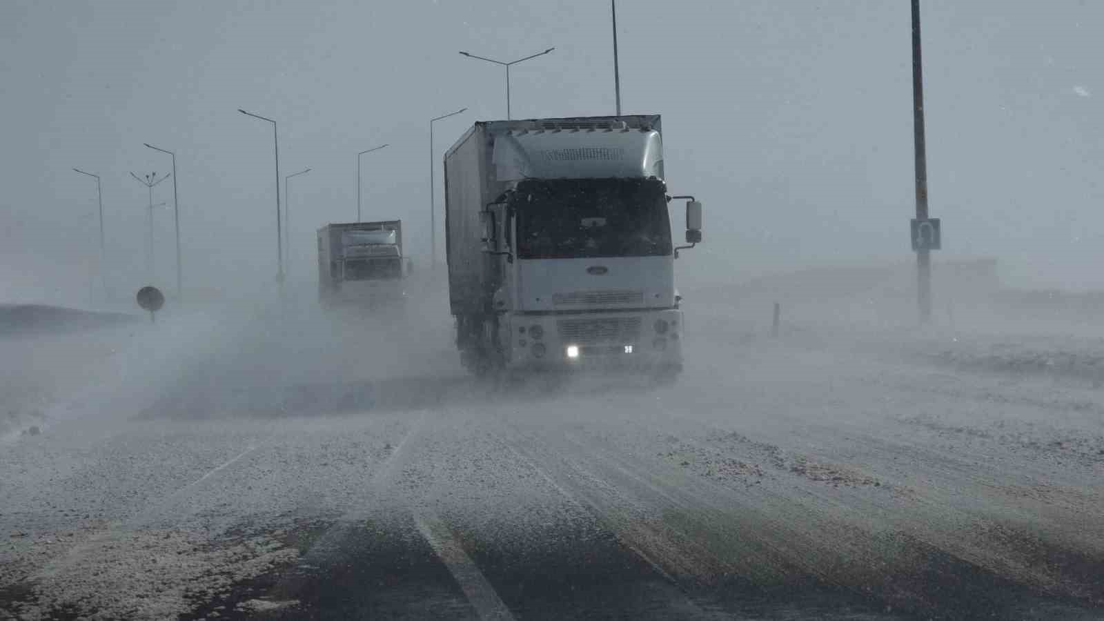 Güzeldere Geçidi’nde tipi trafiği olumsuz etkiliyor