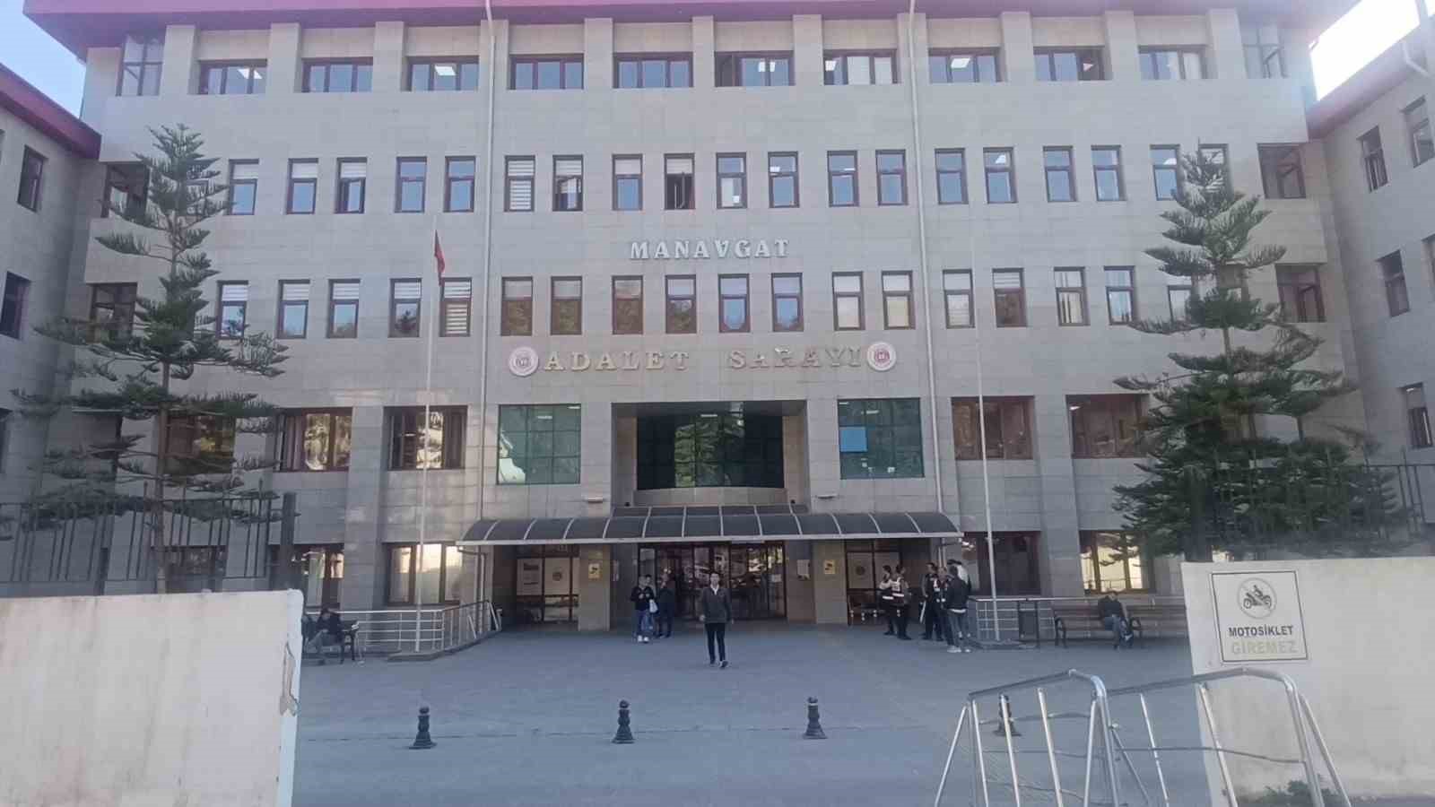 Manavgat Belediyesine yönelik yolsuzluk davasında sanıklar 3. kez hakim karşısında