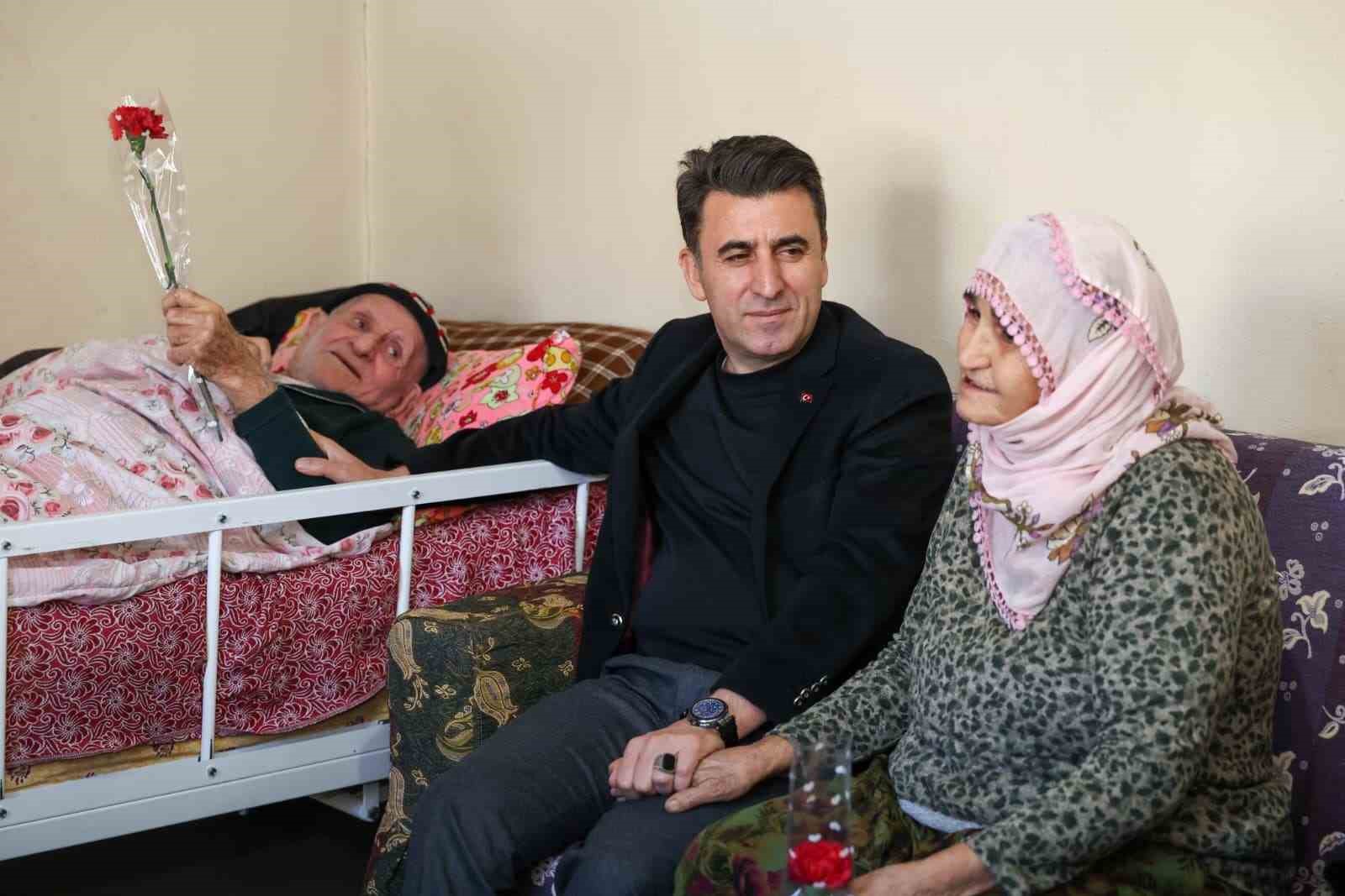 Vali Aygöl, kendisine patik hediye eden Hatun teyze ile bir araya geldi