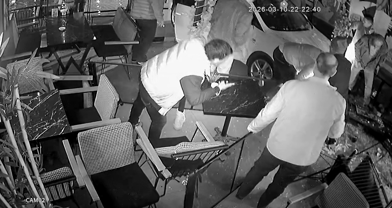 Otomobil kafeye daldı: 2 yaralı