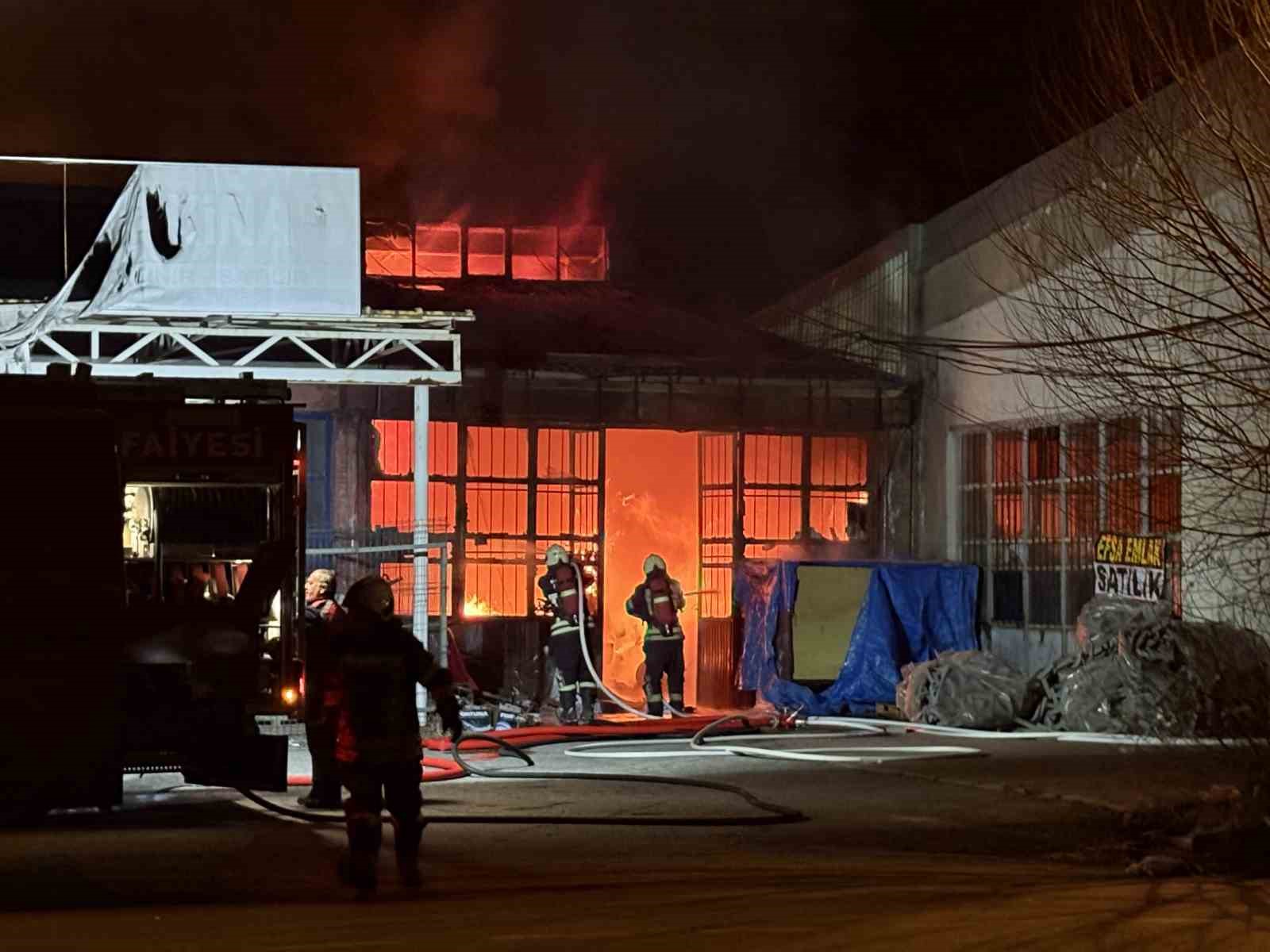 Kayseri’de mobilya atölyesi alevlere teslim oldu