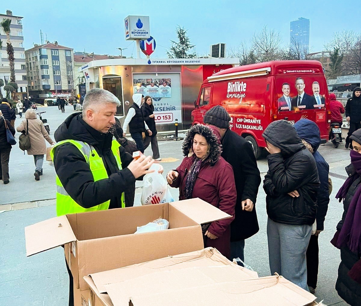 Ümraniye Belediyesinden iftara yolda yakalanan vatandaşlara iftariyelik desteği