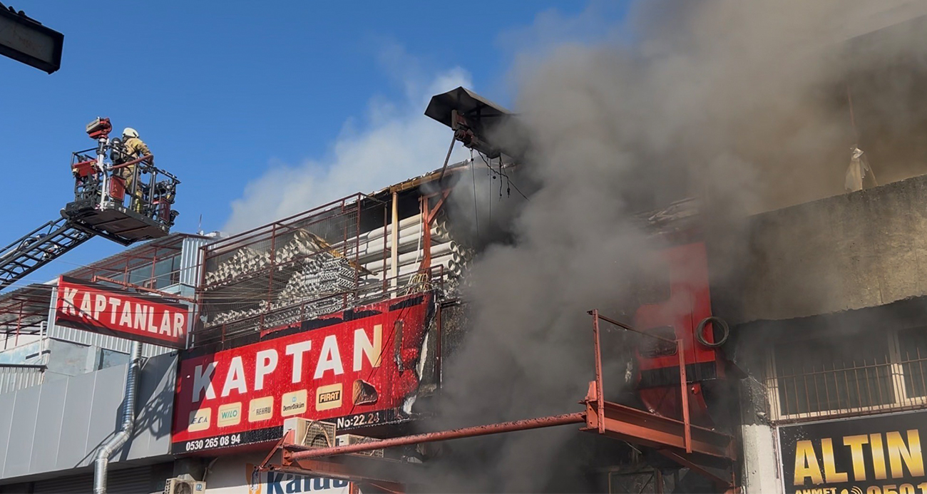 Zeytinburnu’nda sanayide çıkan yangın havadan görüntülendi