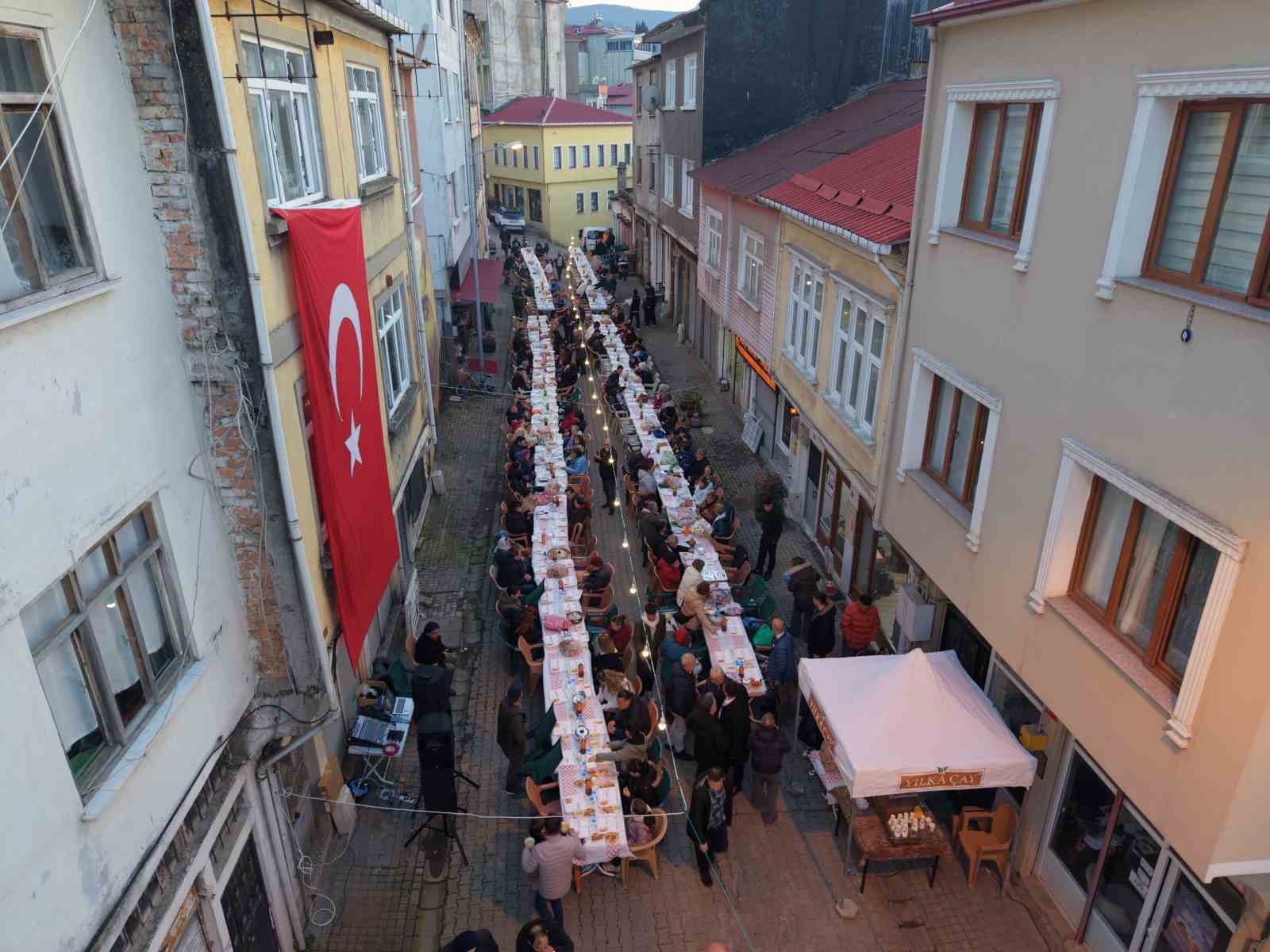 Tarihi sokakta paylaşım sofrası