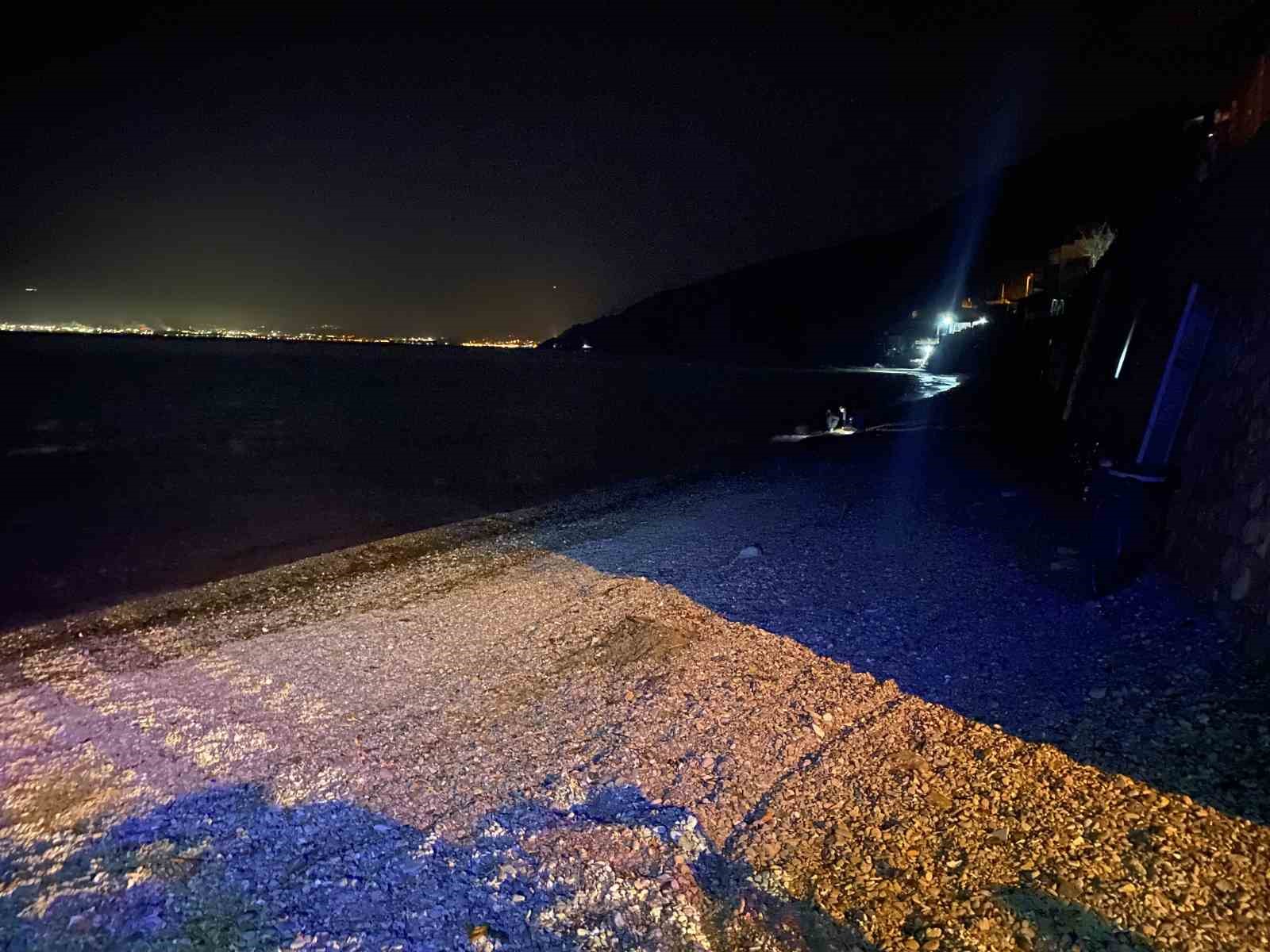 Balık tutmak için açılan kayık battı, baba-oğul ölümden döndü